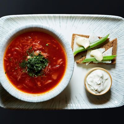 Борщ из говядины с копченой сметаной и копченым конским загривком в Дача по цене 530 ₽