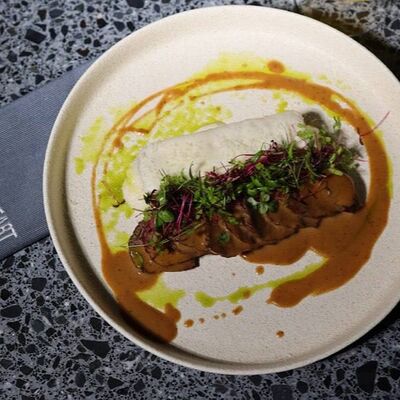 Телятина с гратеном из корнеплодов и перечным соусом в Sweetheart по цене 1595 ₽