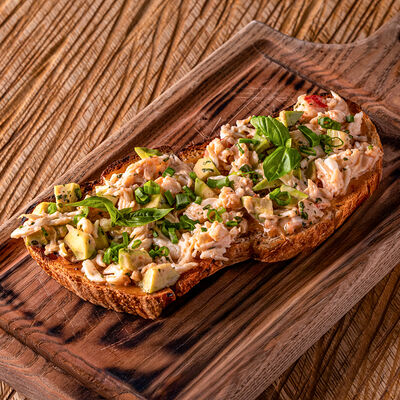 Бутер с крабом, авокадо и соусом чили в Горыныч по цене 1360 ₽