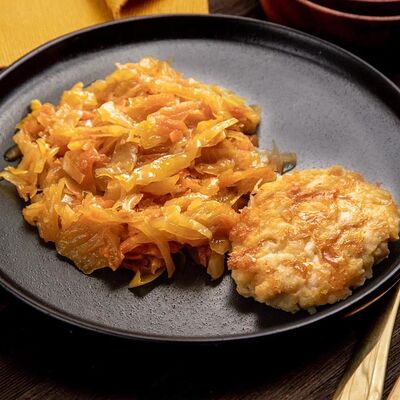 Тушеная капуста с куриным шницелем в Папины блины по цене 396 ₽