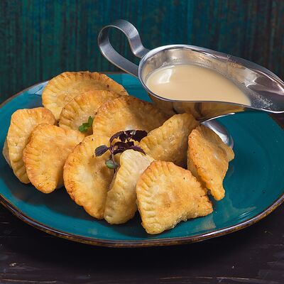 Пирожки с мясом и горчично-уксусным соусом в Длинный нос по цене 480 ₽