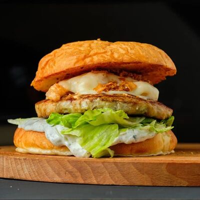 Бургер с креветками с соусом Том ям в Mesto Burger по цене 549