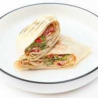 Ролл-сэндвич с куриным филе и соусом цезарь в Colors Сafe