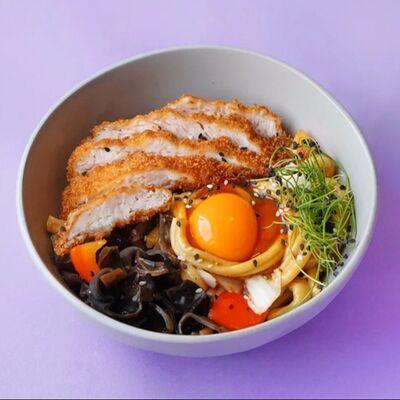 С цыпленком кацу и ореховым соусом в Bao Mochi по цене 690 ₽