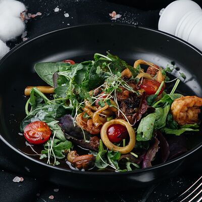 Зеленый салат с морепродуктами в ALEX ROYAL RESTAURANT по цене 750 ₽