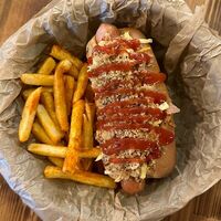 Хот-дог с картошкой фри в IPA beer cafe