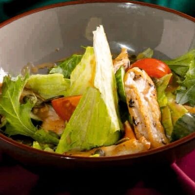 Салат с курицей и соусом нисуаз в The Best Burger по цене 495 ₽