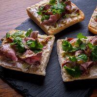 Брускетты с ростбифом в Паб XIII