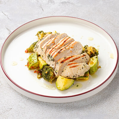 Стейк из индейки с сезонными овощами в Шоколадница по цене 610 ₽