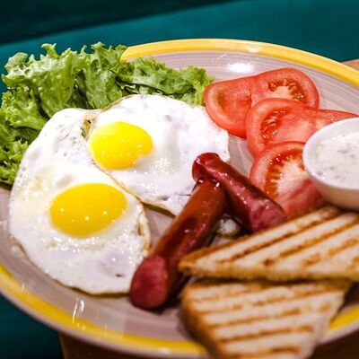 Глазунья с охотничьими колбасками в Миндаль Coffee & Food по цене 289 ₽