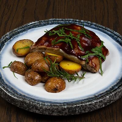 Свиные ребрышки с мини-картофелем в Семейные традиции по цене 850 ₽