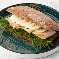 Чиабатта с копченой курой и яйцомв Трикатель