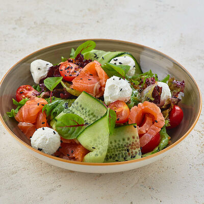 Салат с лососем и творожным сыром в Ели-Пили по цене 990 ₽