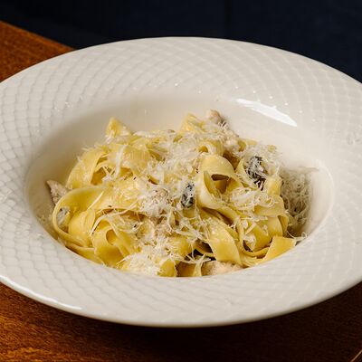 Феттучини с куриной грудкой и грибами в Кристалл по цене 580 ₽