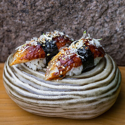 Суши Угорь, соус унаги и грецкий орех в Zuka по цене 720 ₽