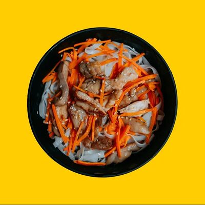 Рисовая лапша с курицей, морковью и ореховым соусом в Маффин по цене 360 ₽