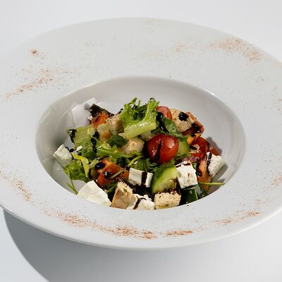 Салат овощной с курицей в Cyber Octagon по цене 420 ₽