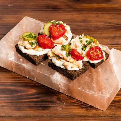 Камбала из своей коптильни, майо из жареных яиц в Трактир Колесо по цене 396 ₽