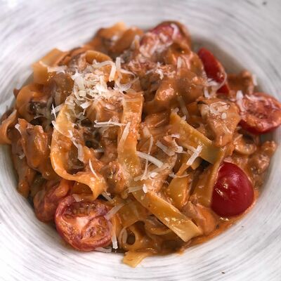 Феттуччине с цыпленком в сливочно-томатном соусе в Jesstaurant по цене 720 ₽