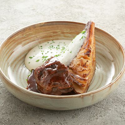 Щечки томленые с капустой с соусом пармезан в Welcome по цене 870 ₽