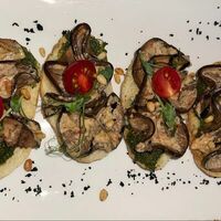 Брускетты с баклажанами и арахисовым хумусом в Маск