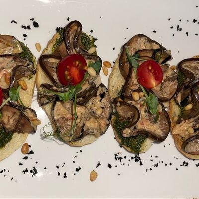 Брускетты с баклажанами и арахисовым хумусом в Маск по цене 700 ₽