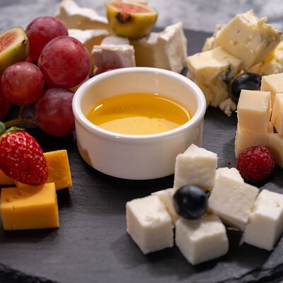 Сырная тарелка в VIP караоке-клуб Ля Мажор по цене 1990 ₽