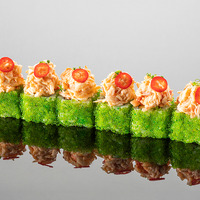 Острый ролл с крабом в Naomi Sushi