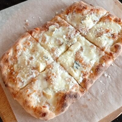 Пышная пицца 4 сыра в Кинза и Руккола по цене 510 ₽