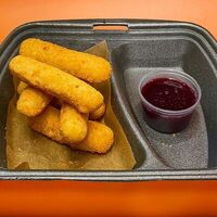 Сыр Моцарелла в панировке с соусом в Mikser cafe Пицца & Шаурма