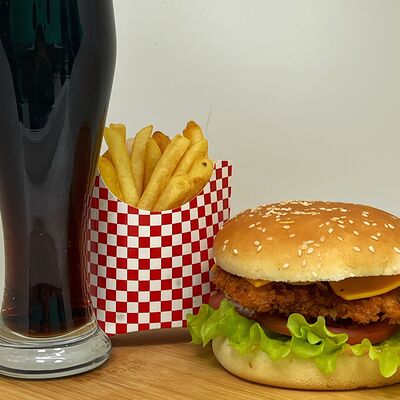 Комбо 3 в 1 (Чикенбургер, картофель фри, напиток) в Old Buick Diner по цене 607 ₽