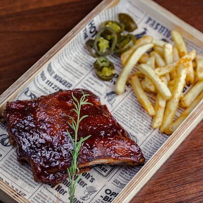 Рёбрышки свиные в соусе BBQ в Падре бар по цене 890 ₽