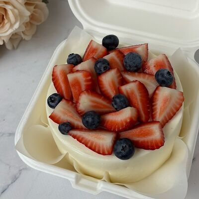 Бенто-торт с ягодами в Кондитерская Конфетка Питер по цене 2000 ₽