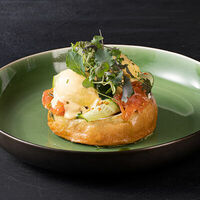 Яйца бенедикт с лососем в Corner Grill