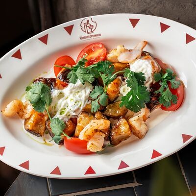 Салат с хрустящими баклажанами и креветкой в ЮжанеГорожане по цене 998 ₽