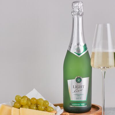 Безалкогольное шампанское, игристое вино белое сухое Light Live Premium Sparkling Chardonnay алк.0,0% 0,75л Германия в Daily Wines по цене 2150 ₽