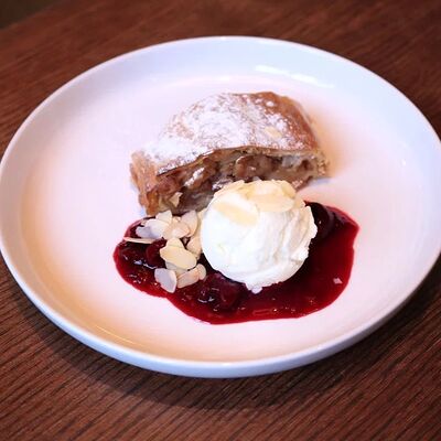 Штрудель яблочный в Миллениал по цене 480 ₽