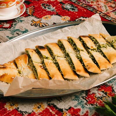 Турецкая пицца с сыром и шпинатом (пиде) в Мерхаба по цене 500 ₽