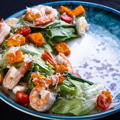 Салат Цезарь с креветкой в В теме вкуса по цене 677 ₽