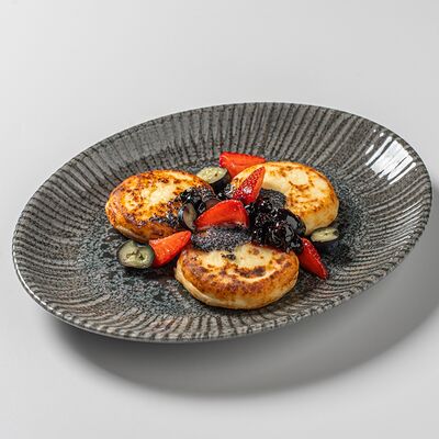 Сырники с мусом из белого шоколада и макав Миндаль по цене 588 ₽