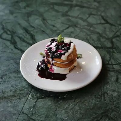 Оладьи с домашним черничным вареньем в Tin по цене 600 ₽