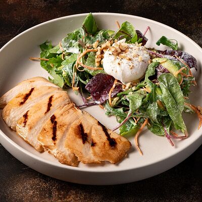 Салат с курицей и авокадо в Amarena по цене 1066 ₽