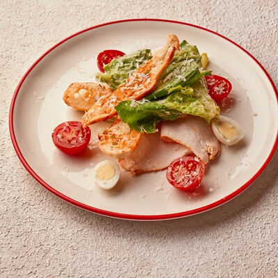 Цезарь с курицей в Хачапури выпечка и вино по цене 580 ₽