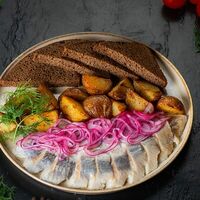Филе сельди с чесночным картофелем в Камелот