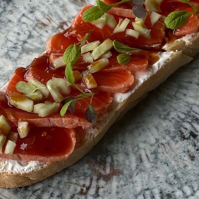 Брускетта с лососем и авокадов Устрицы & танцы по цене 840 ₽