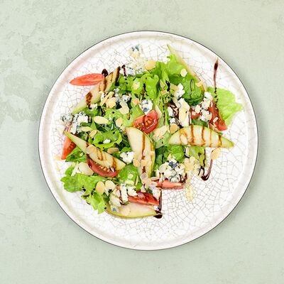 Салат с грушей и сыром горгонзола в Пармезан и пури по цене 200 ₽