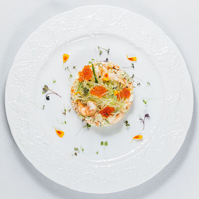 Оливье с королевскими креветками и красной икройв Sabor de la Vida по цене 1550 ₽