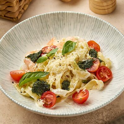 Паста с креветками, томатами и сливочным соусом в Хлеб & Булки по цене 870 ₽