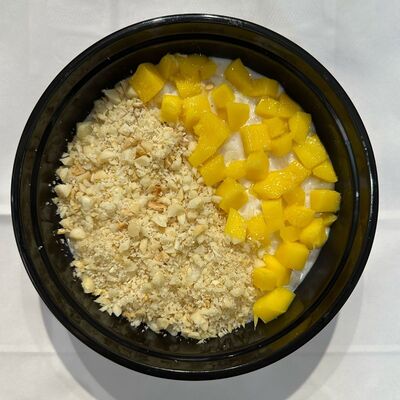 Каша овсяная на кокосовом молоке с манго и макадамией в Best Food Sochi кафе правильного питания по цене 580 ₽