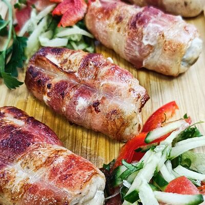 Курица в беконе с сулугуни в Дачные сезоны по цене 720 ₽
